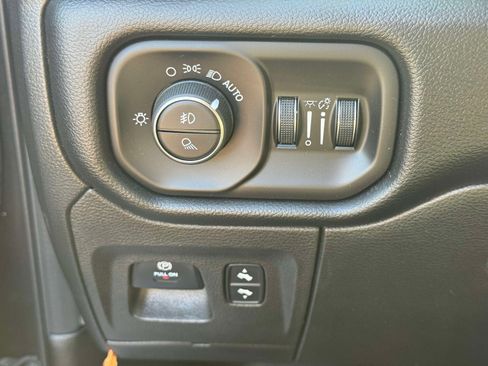 Used 2019 RAM 1500 Laramie AWD/4WD image 19