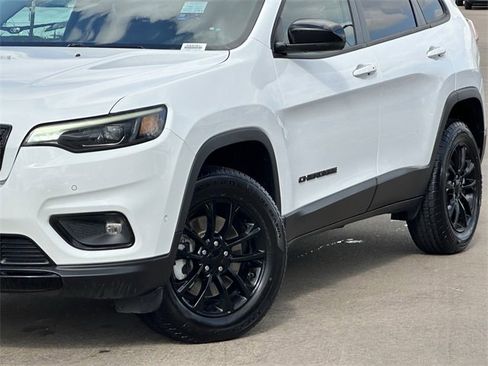 Used 2023 Jeep Cherokee Altitude Lux image 3