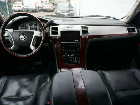 Used 2010 Cadillac Escalade Premium image 11
