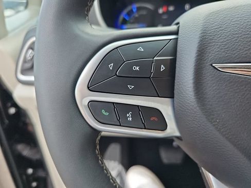 Used 2024 Chrysler Pacifica Limited FWD image 21