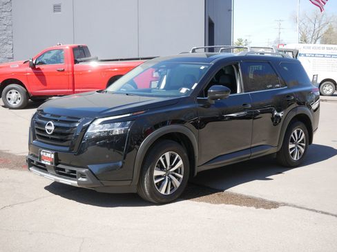 Certified 2024 Nissan Pathfinder SL w/ Black Appearance Package image 7