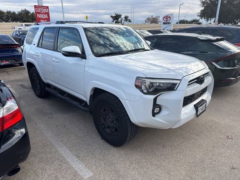 Used 2021 Toyota 4Runner SR5 Premium image 2