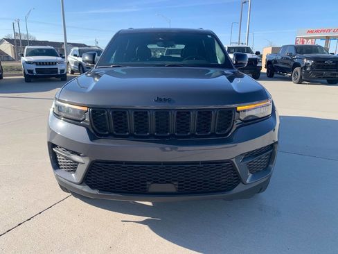Used 2024 Jeep Grand Cherokee Altitude AWD/4WD image 8