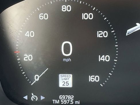 Used 2021 Volvo XC60 T5 Momentum w/ Premium Package image 12