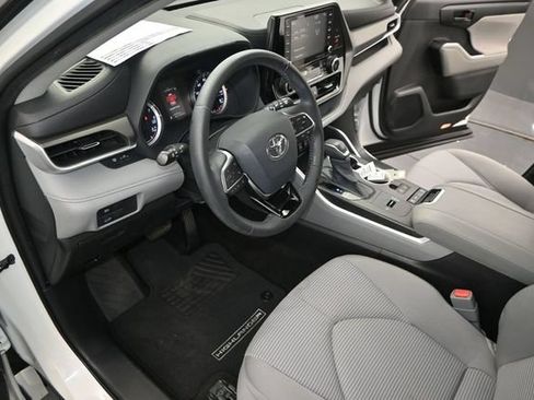 Used 2020 Toyota Highlander LE FWD image 5