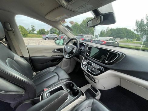 Used 2023 Chrysler Pacifica Touring-L FWD image 5