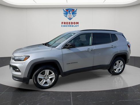 Used 2022 Jeep Compass Latitude w/ Convenience Group AWD/4WD image 2