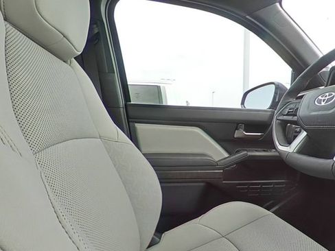 Used 2025 Toyota Tacoma Limited AWD/4WD image 28