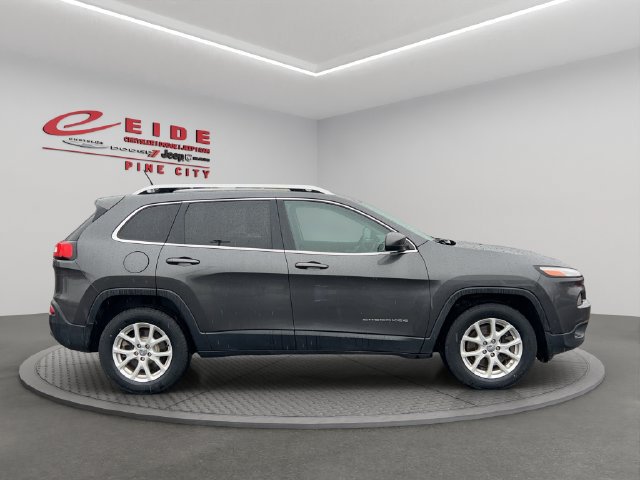 Used 2015 Jeep Cherokee Latitude w/ Cold Weather Group AWD/4WD image 11