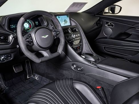Used 2021 Aston Martin DB11 Coupe image 24
