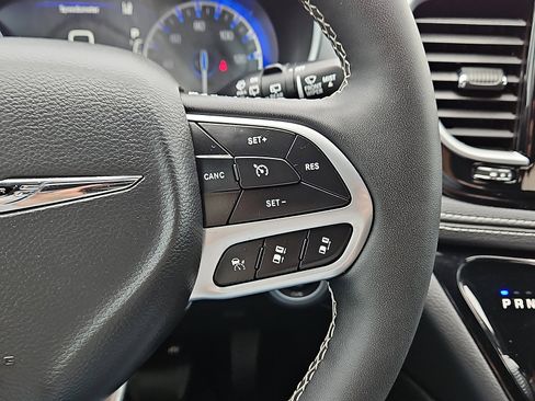 Used 2026 Chrysler Pacifica Limited FWD image 19