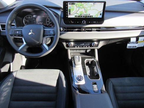 New 2026 Mitsubishi Outlander SE image 9