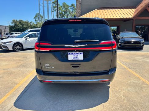 Used 2022 Chrysler Pacifica Touring-L w/ Uconnect Theater Family Group image 6