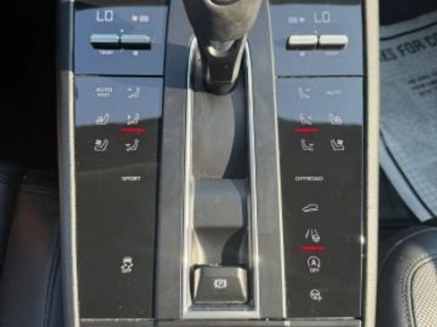 Used 2022 Porsche Macan w/ Premium Package Plus AWD/4WD image 21