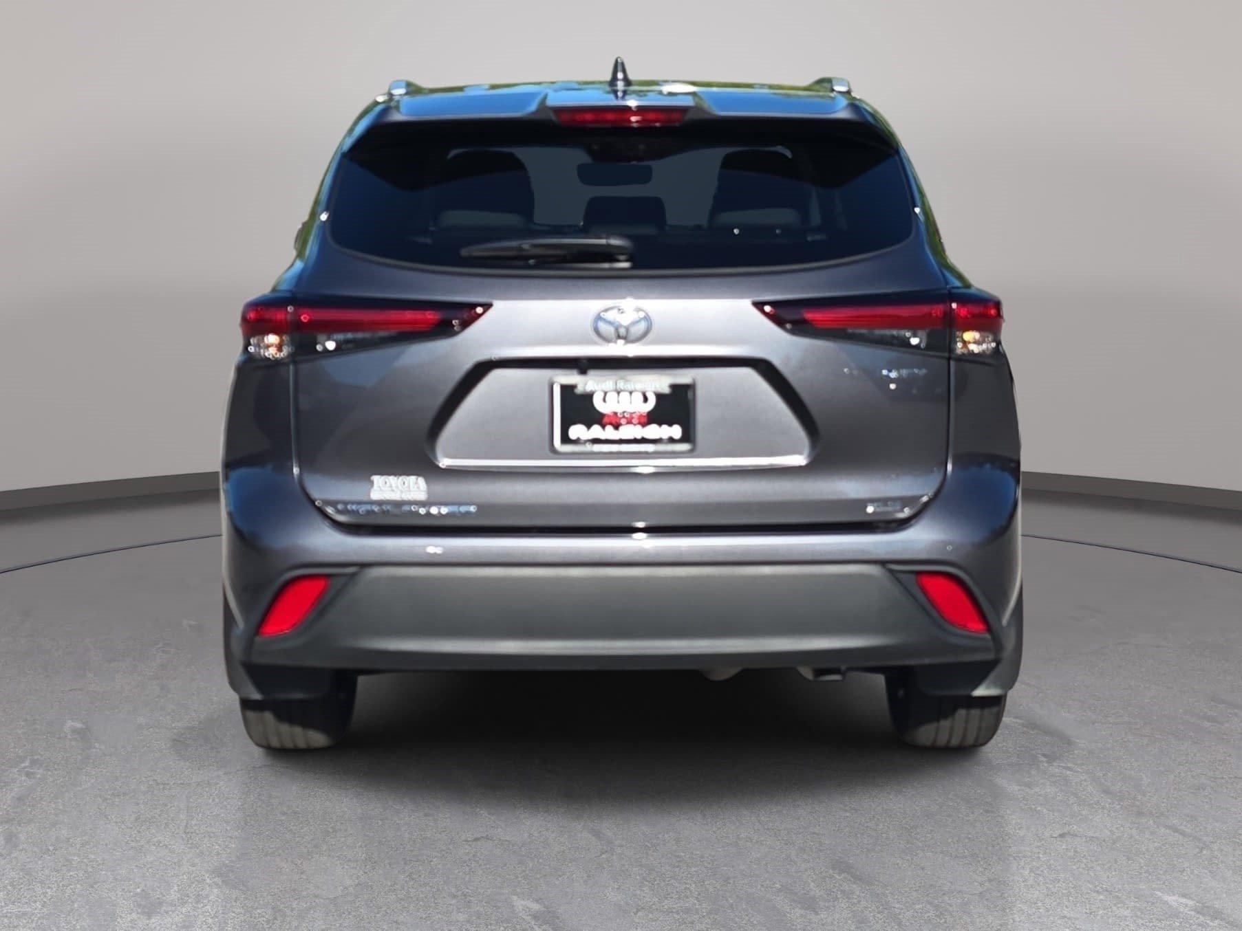 Used 2025 Toyota Highlander XLE AWD/4WD image 8