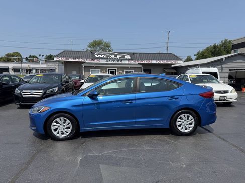 Used 2017 Hyundai Elantra SE w/ Cargo Package FWD image 5