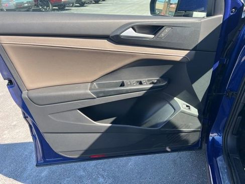 Used 2022 Volkswagen Taos SEL image 28