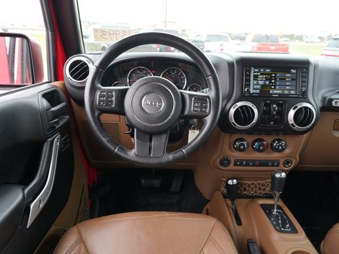 Used 2016 Jeep Wrangler Unlimited Sahara w/ Connectivity Group AWD/4WD image 21