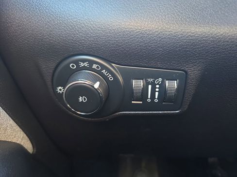 Used 2023 Jeep Compass Latitude w/ Sun and Sound Group image 35