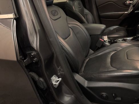 Used 2019 Jeep Cherokee Overland image 23