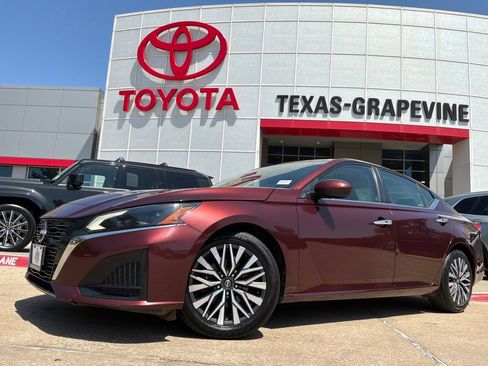 Used 2023 Nissan Altima 2.5 SV FWD image 2