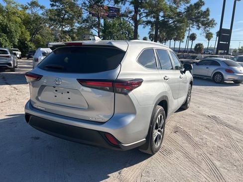 Used 2024 Toyota Highlander XLE AWD/4WD image 4