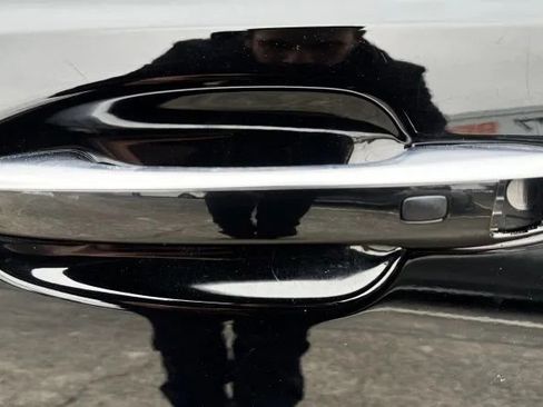 Used 2019 Kia K900 Luxury image 12