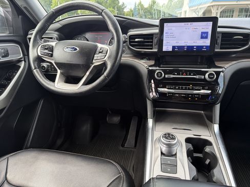 Used 2021 Ford Explorer Limited w/ Equipment Group 301A RWD image 3