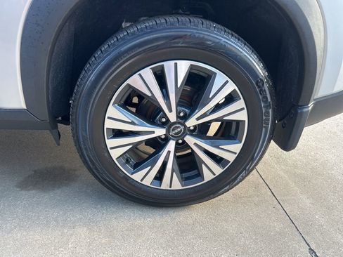 Used 2022 Nissan Rogue SV image 9