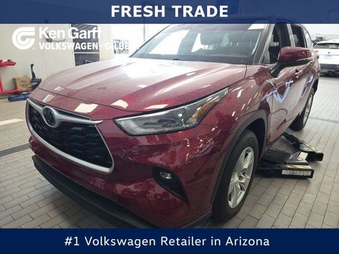 Used 2021 Toyota Highlander LE FWD image 1