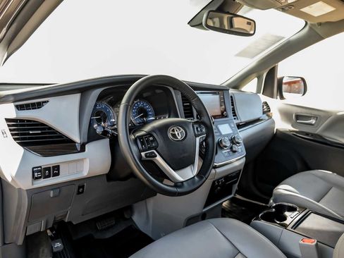 Used 2018 Toyota Sienna XLE image 3