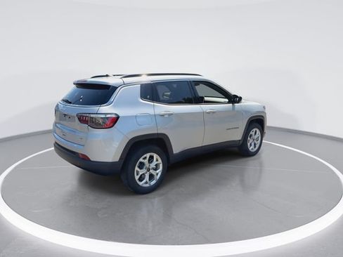 Used 2025 Jeep Compass Latitude AWD/4WD image 8