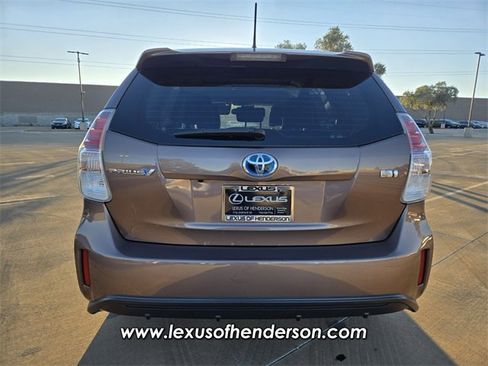 Used 2017 Toyota Prius V Five image 5