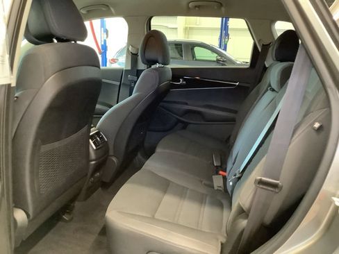 Used 2016 Kia Sorento FWD w/ LX Convenience Package image 11