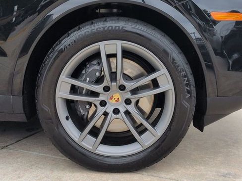 Used 2024 Porsche Cayenne AWD/4WD image 12