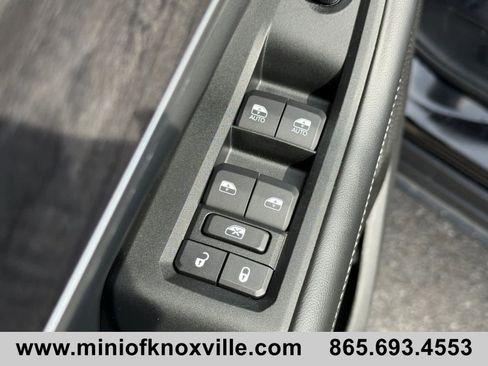 Used 2024 Jeep Grand Cherokee Limited w/ Black Appearance Package image 12