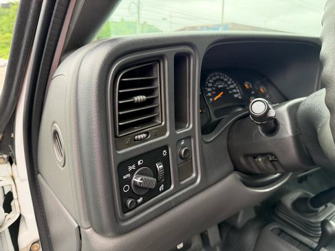 Used 2005 Chevrolet Silverado 2500 W/T AWD/4WD image 11