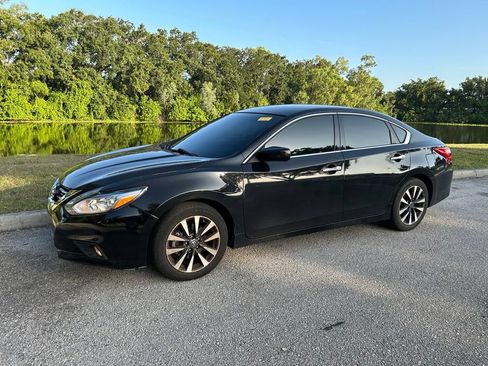 Used 2017 Nissan Altima 2.5 SV FWD image 2