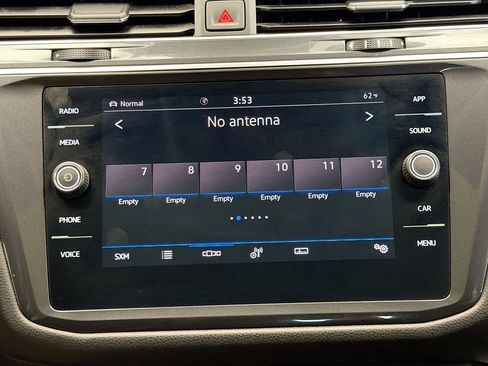 Used 2023 Volkswagen Tiguan SE w/ Panoramic Sunroof Package image 9