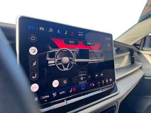 Used 2025 Volkswagen Tiguan SE R-Line image 15