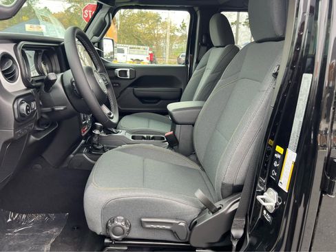 New 2025 Jeep Gladiator Sport image 11