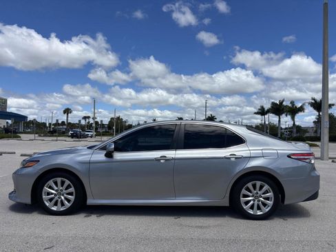 Used 2020 Toyota Camry LE image 9