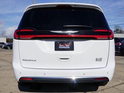 Used 2024 Chrysler Pacifica Touring-L image 6