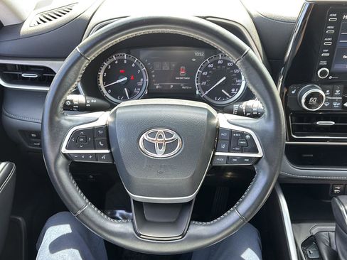 Used 2022 Toyota Highlander XLE AWD/4WD image 31