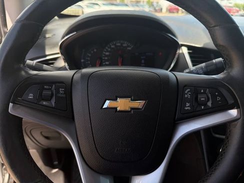 Used 2019 Chevrolet Trax LT w/ LT Convenience Package FWD image 23