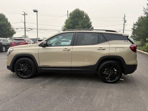 Used 2023 GMC Terrain SLE w/ Driver Convenience Package FWD image 2