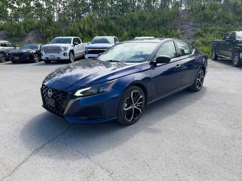 Used 2024 Nissan Altima 2.5 SR FWD image 3