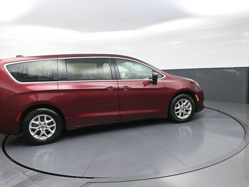 Used 2022 Chrysler Voyager LX FWD image 51