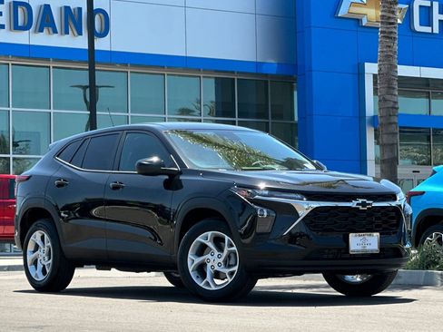 New 2026 Chevrolet Trax LS w/ LS Convenience Package FWD image 2