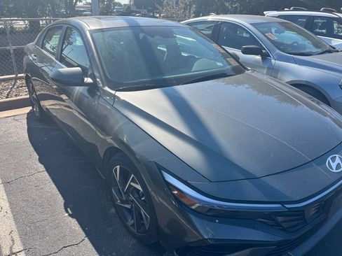 Used 2025 Hyundai Elantra SEL FWD image 3